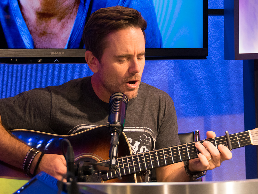 “Chuggin’” Charles Esten Keeps Streaking as He Approaches Week No. 52 of #EverySingleFriday